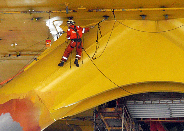 选择耐用的涂层，以减少对复杂且难以接近的结构的维护