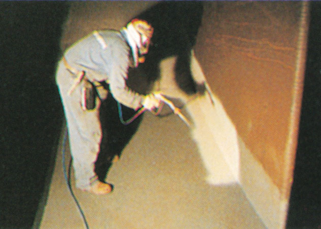 喷砂处理至Sa 2 1/2后，可喷涂乙烯酯玻璃鳞片漆(Chemflake Special)